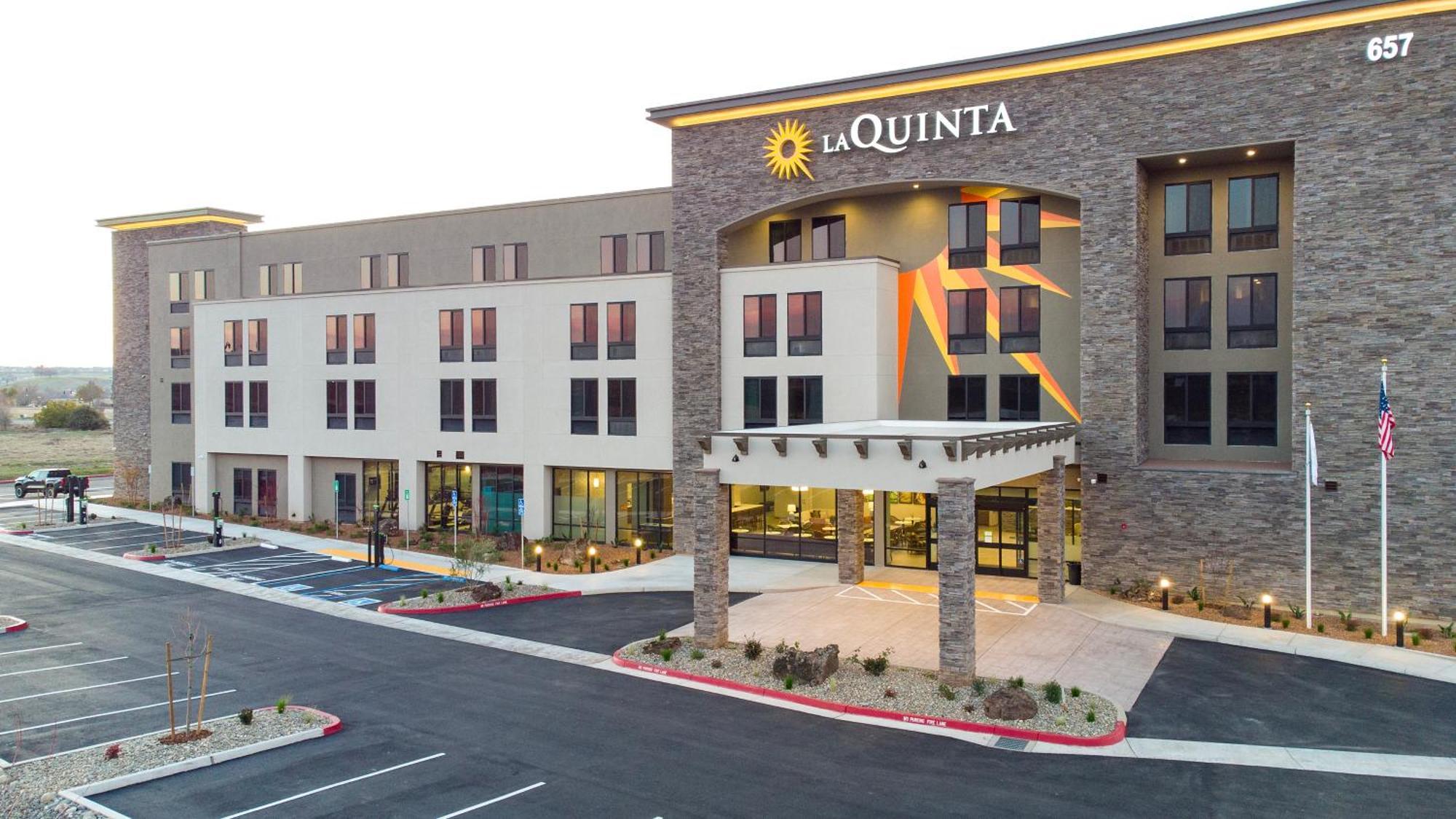 La Quinta Inn And Suites By Wyndham Lincoln Exterior photo