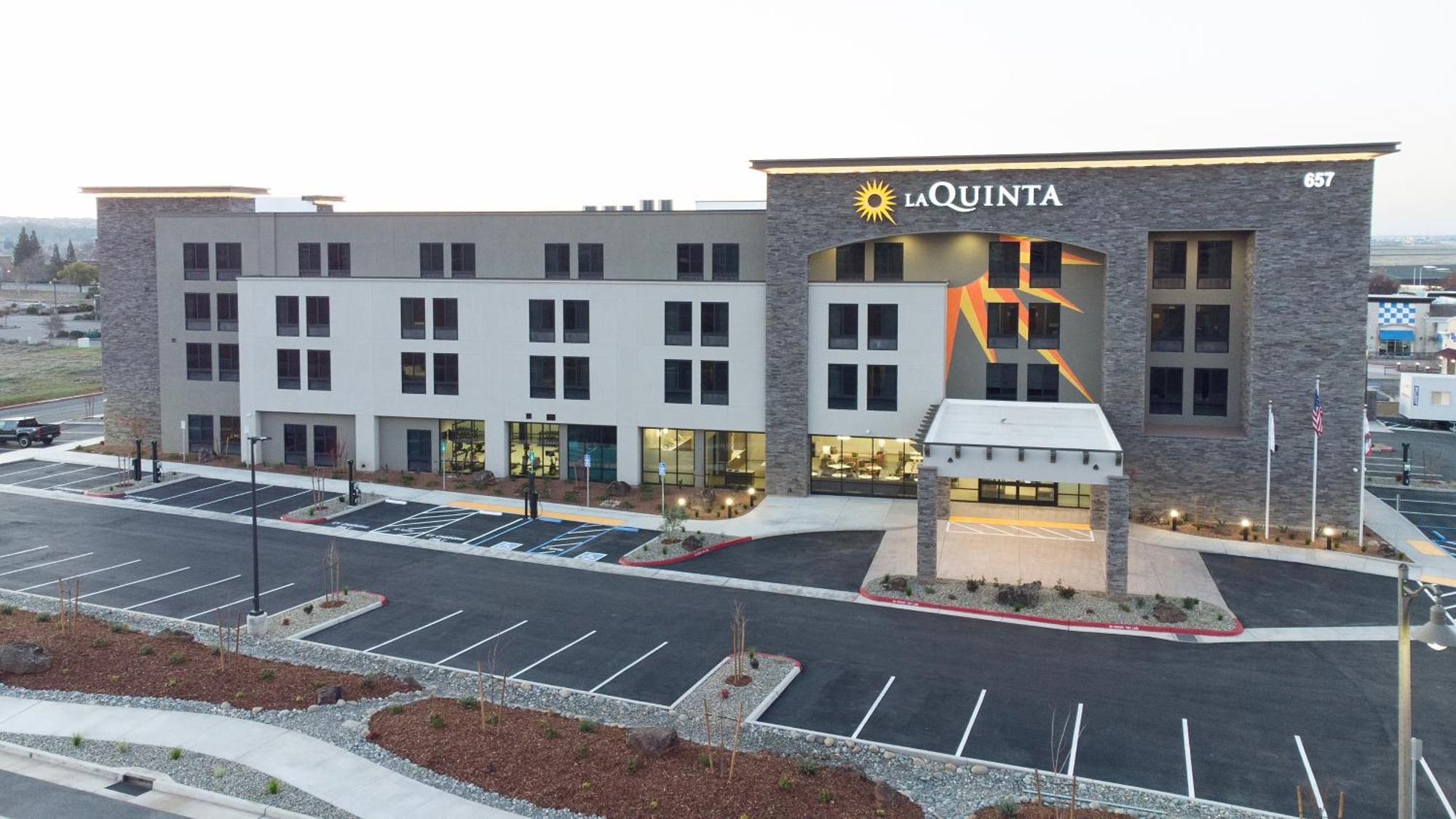 La Quinta Inn And Suites By Wyndham Lincoln Exterior photo